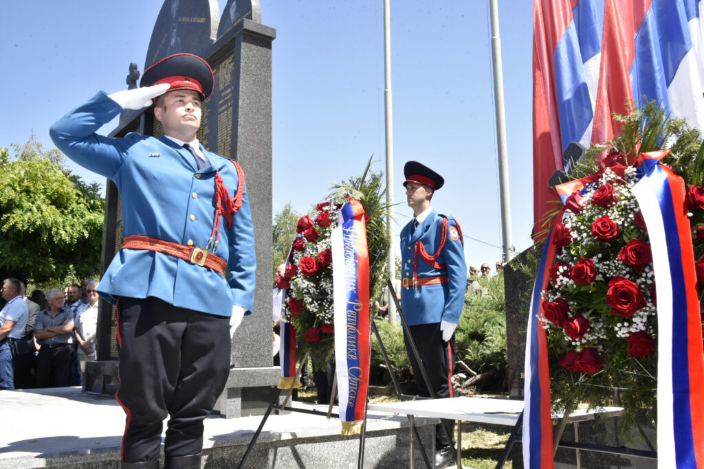 Положени венци и цвеће на Спомен обележје